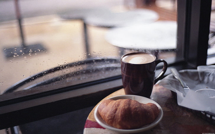 taza de cerámica negra, lluvia, café, capuchino, croissant, Fondo de pantalla HD