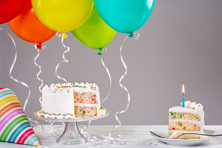 globos de colores variados, globos, cumpleaños, colorido, pastel, feliz cumpleaños, celebración, velas, decoración, ballones, Fondo de pantalla HD