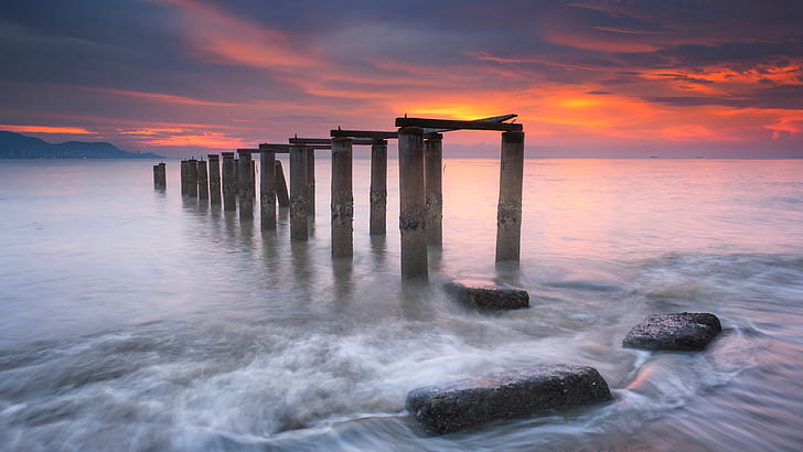 Malezja stare molo drewniane filary fale brzegowe morza czerwone niebo zachód słońca ultra hd tapety na telefony komórkowe i laptopa 3840 × 2160, Tapety HD
