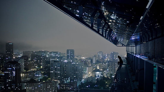 gedung-gedung tinggi abu-abu, orang yang berdiri di dekat rel atap gedung bertingkat tinggi, cyberpunk, cityscape, kota, wanita di luar ruangan, perkotaan, Wallpaper HD HD wallpaper