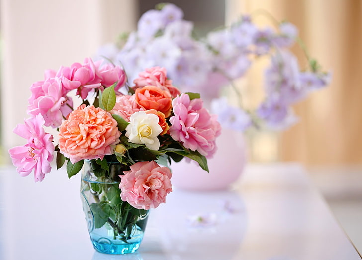 varietà di fiori e centrotavola vaso in vetro blu, rose, fiori, giardino, fiori, vaso, Sfondo HD