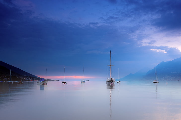 ciel, coucher de soleil, montagnes, nuages, brouillard, yachts, soirée, Italie, lac, lac de Garde, Garda, Benaco, Fond d'écran HD