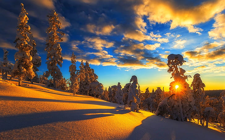 Зима, планина, сняг, дървета, небе, облаци, залез, сняг; дървета; синьо небе и бели облаци, зима, планина, сняг, дървета, небе, облаци, залез, HD тапет