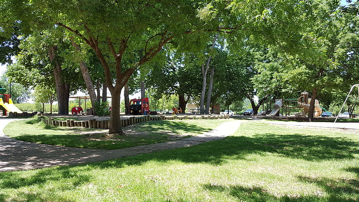 park, spokój, plac zabaw, zjeżdżalnie, słoneczny dzień, drzewa, zalesiony, Tapety HD
