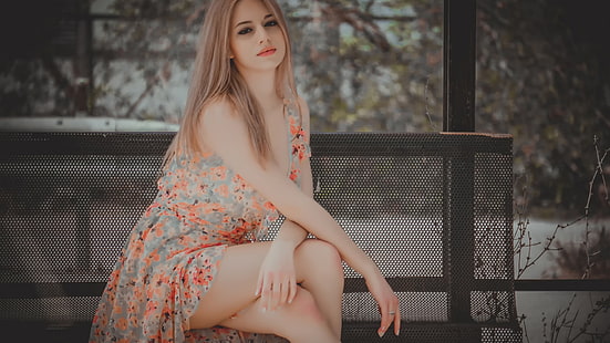 여자의 회색과 주황색 꽃 두꺼운 스트랩 드레스, 여자 야외, 금발, 드레스, 앉아, 여자, HD 배경 화면 HD wallpaper