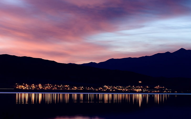 fotografi pemandangan kota, lanskap kota, lampu kota, refleksi, perairan tenang, pegunungan, malam, air, merah muda, Wallpaper HD
