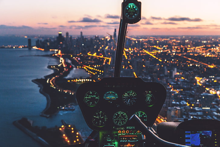 مقياس الطائرة ، لوحة التحكم ، المروحية ، الطيار ، المدينة الليلية ، الوهج، خلفية HD