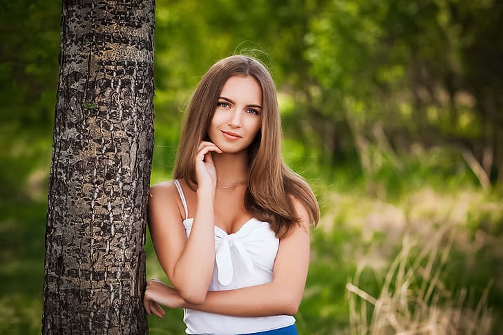 Aleksei Gilev, kobiety, brunetka, długie włosy, biała odzież, proste włosy, głębia pola, natura, drzewa, kora drzewa, Tapety HD