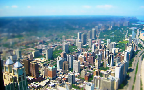 fotografia tilt shift pejzażu miejskiego, zdjęcia lotnicze budynków miejskich i zielonych drzew pod błękitnym niebem i białymi chmurami w ciągu dnia, tilt shift, pejzaż miejski, miasto, Chicago, urban, Tapety HD HD wallpaper