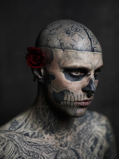 czerwona róża, mężczyźni, twarz, proste tło, odwracając wzrok, portret, tatuaż, Rico the Zombie, kwiaty, róża, piercing, przekłuty nos, bez koszuli, czaszka, portret, głębia ostrości, ogolona głowa, mózg, przerażający, Rick Genest łysy, Tapety HD HD wallpaper