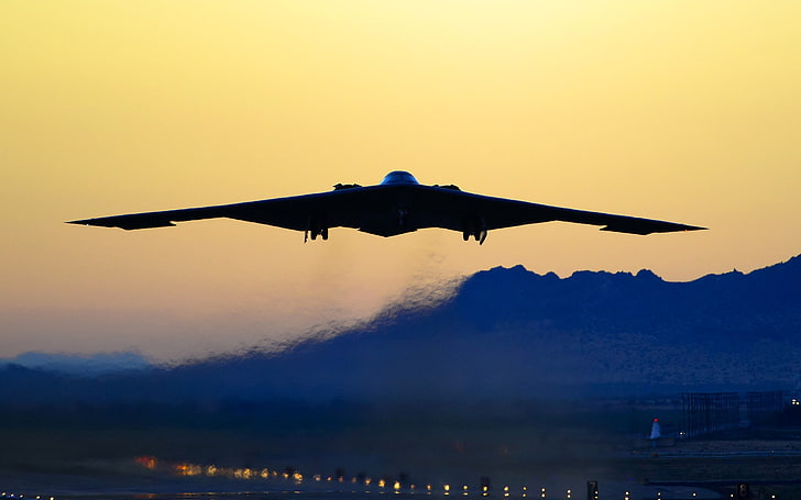plancha de pelo negro y azul, Northrop Grumman B-2 Spirit, avión, avión militar, bombardero, bombardero estratégico, despegue, puesta de sol, pista, Fondo de pantalla HD