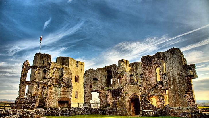 Ruine Burg, Architektur, Burg, Natur, Landschaft, Hügel, Bäume, Wald, Wales, UK, Ruine, Wolken, Wand, Gras, HD-Hintergrundbild
