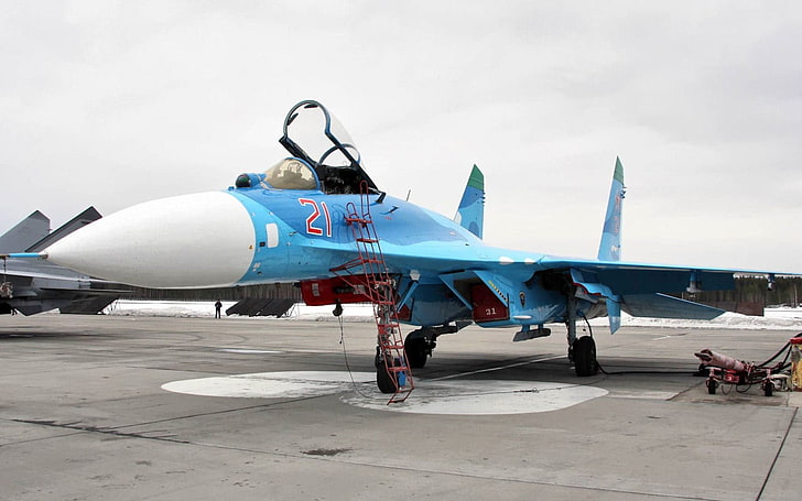 Su 27 Flanker Fighter Parking, синьо-бял изтребител, Самолети / Самолети,, самолет, самолет, паркинг, HD тапет