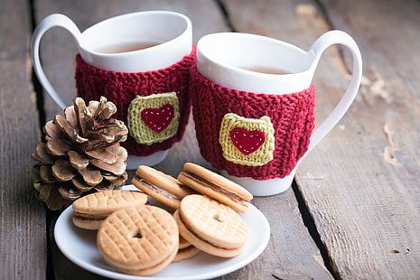 biskuit dan dua mug keramik putih, cangkir, makanan, teh, minuman, kue, minuman, kerucut pinus, Wallpaper HD HD wallpaper