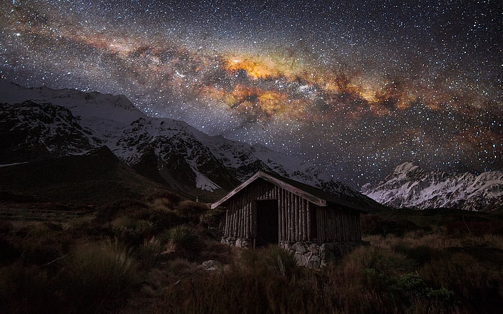 коричневый деревянный дом под звездным небом обои, природа, пейзаж, звездная ночь, хижина, Млечный путь, снежный пик, трава, горы, космос, Новая Зеландия, вселенная, звёзды, HD обои