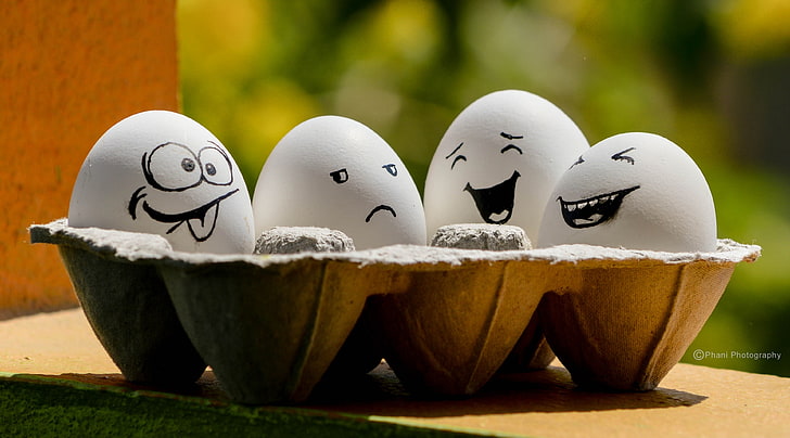 Lustige Eier, weiße Eier und graues Eiertablett, lustig, niedlich, Eier, Lebensmittel, künstlerisch, HD-Hintergrundbild