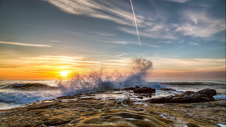 Die Welle, die auf Rocky Shore bei Sonnenuntergang bricht, Meergezeiten auf Meer schaukelt Foto, Ufer, Felsen, Welle, flache Spur, Sonnenuntergang, Natur und Landschaften, HD-Hintergrundbild
