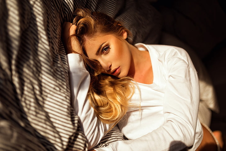 жени, блондинка, в леглото, портрет, Миро Хофман, HD тапет