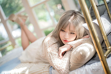 jambes croisées, cheveux longs, modèle, lumière du soleil, asiatique, Han Ga Eun, allongé sur le devant, au lit, allongé, Fond d'écran HD HD wallpaper