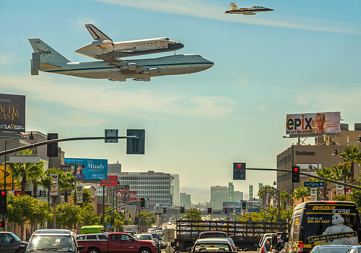 white airliner, planes, city, Space Shuttle Endeavour, HD wallpaper