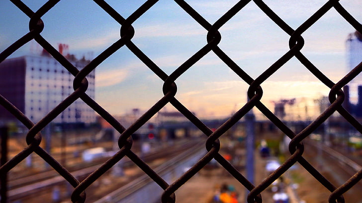 grauer Wirbelsturmkettenzaun, Gitter, Zaun, Unschärfe, HD-Hintergrundbild