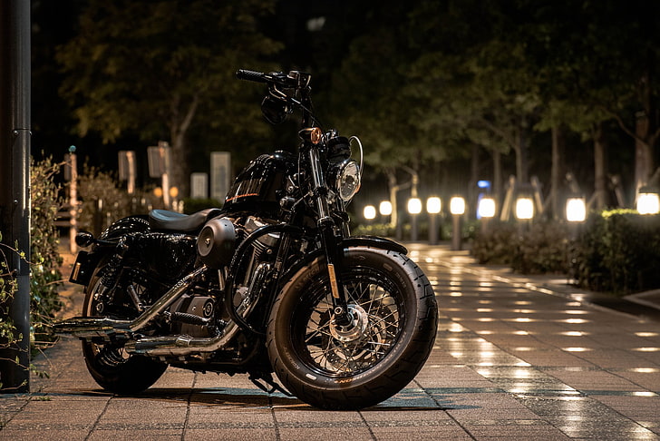 moto standard noir, vélo lourd, Harley-Davidson, Harley Davidson, lumières, arbres, moto, Fond d'écran HD