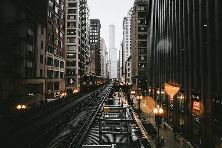 회색 기차, 건물, 조명, 시카고, 저녁, 섬광, 도시, 비, 미국, HD 배경 화면