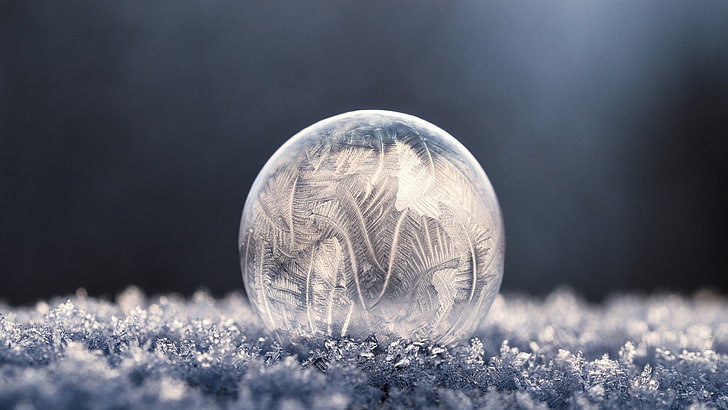 boule de verre clair, cristal clair rond sur photographie au sol, bulles, savon, givre, hiver, bulle congelée, macro, glace, photographie, Fond d'écran HD