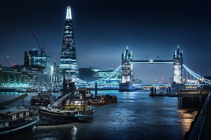 серая и синяя башни здание, город, городской пейзаж, ночь, огни, Лондон, лондонский мост, река, небоскреб, здание, краны (машины), корабль, лодка, река Темза, HD обои