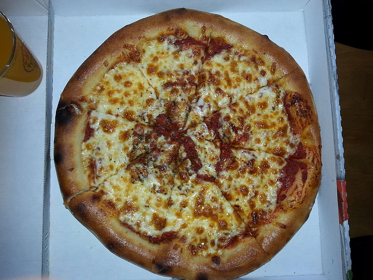 пица със сирене и домати, сирена пица, хрупкава пица, вкусна пица, пица с маргарита, пица, пица гореща, изображение на пица, пица в кутия, филийки пица, добре приготвена пица, HD тапет
