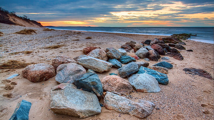 หินสีน้ำตาลและน้ำเงินจำนวนมากน้ำท้องฟ้าเมฆชายหาด, วอลล์เปเปอร์ HD