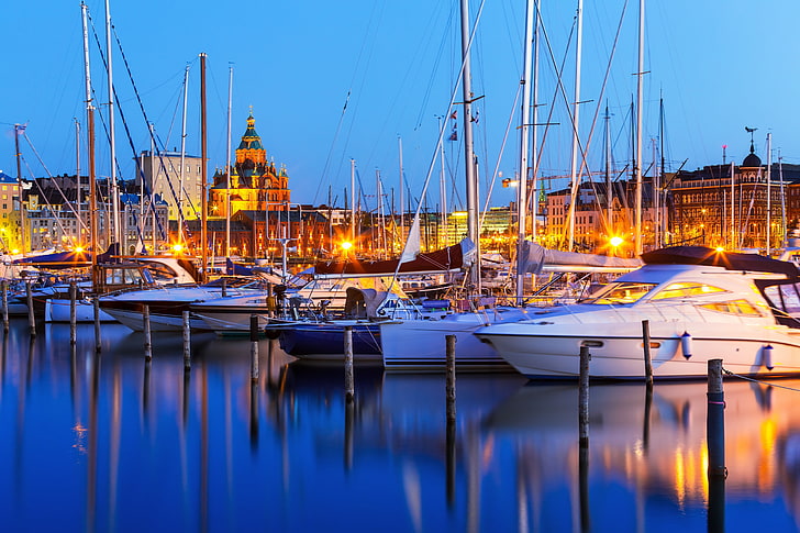 القوارب السريعة البيضاء واليخوت والميناء والمدينة الليلية والميناء وفنلندا وهلسنكي، خلفية HD