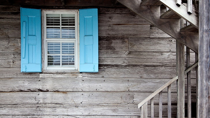 weiße Holzfenster, Holz, Holzoberfläche, Bretter, Haus, Fenster, Treppen, Glas, selektive Färbung, Textur, Cyan, grau, HD-Hintergrundbild