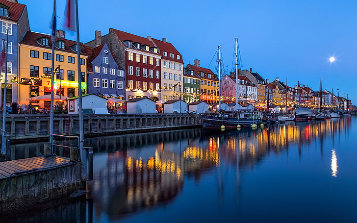District de Nyhavn sur le chenal côtier et ses divertissements à Copenhague au Danemark Le marché de Noël au Danemark allume des feux de bateaux dans l’eau Fond d’écran Hd 3840 × 2400, Fond d'écran HD