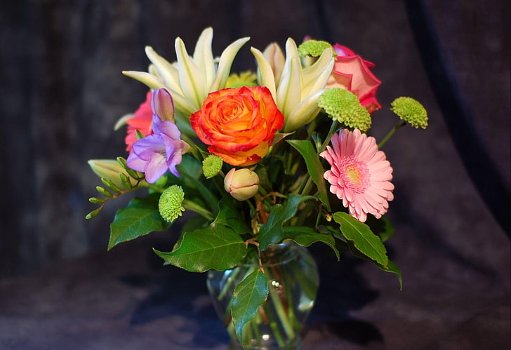 bouquet di fiori rossi, rosa e bianchi, rose, fiori, bouquet, crisantemo, foglie, vaso, bellezza, Sfondo HD