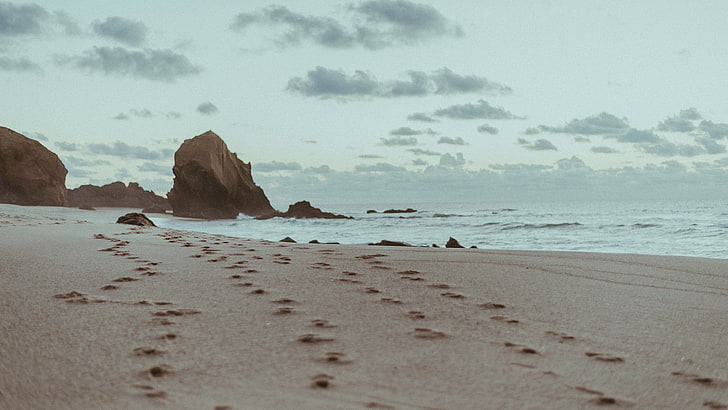 areia cinza, praia, areia, pegadas, rocha, HD papel de parede