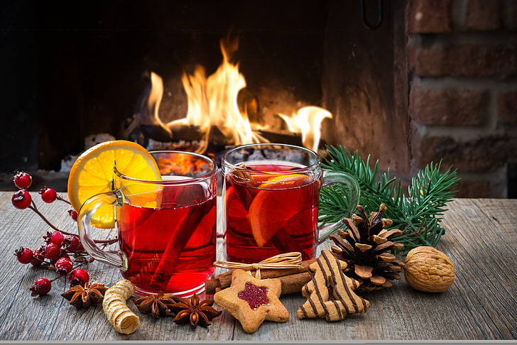 два прозрачных стакана с соком и лимонами, огонь, праздник, вино, печенье, камин, напитки, с новым годом, с Рождеством, напиток, рождественские украшения, рождественские украшения, HD обои