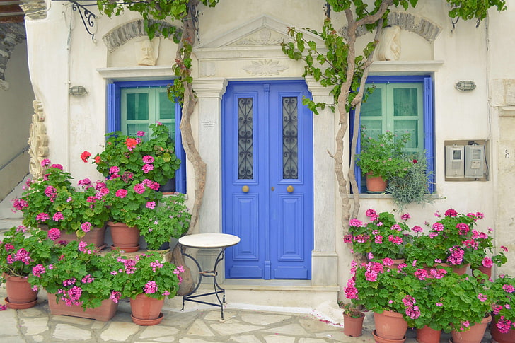 建築、青、カラフル、ドア、花のあるdor、入り口、ギリシャの島のドア、家、前の花のある家、前のテーブルがある家、島、風景、絵のような、ピルゴス、ピルゴス、風景、tinos、ti、 HDデスクトップの壁紙