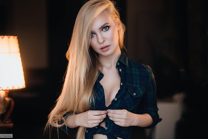 camisa de mangas compridas de botão preto feminino, Victoria Pichkurova, loira, retrato, rosto, Evgeny Freyer, olhos azuis, camisa xadrez, HD papel de parede