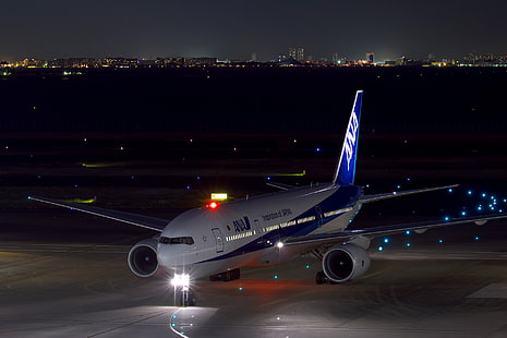 طائرة ركاب بيضاء وزرقاء ، ليلية ، أضواء ، بوينغ ، الطائرة ، المطار ، راكب ، 777-200، خلفية HD HD wallpaper