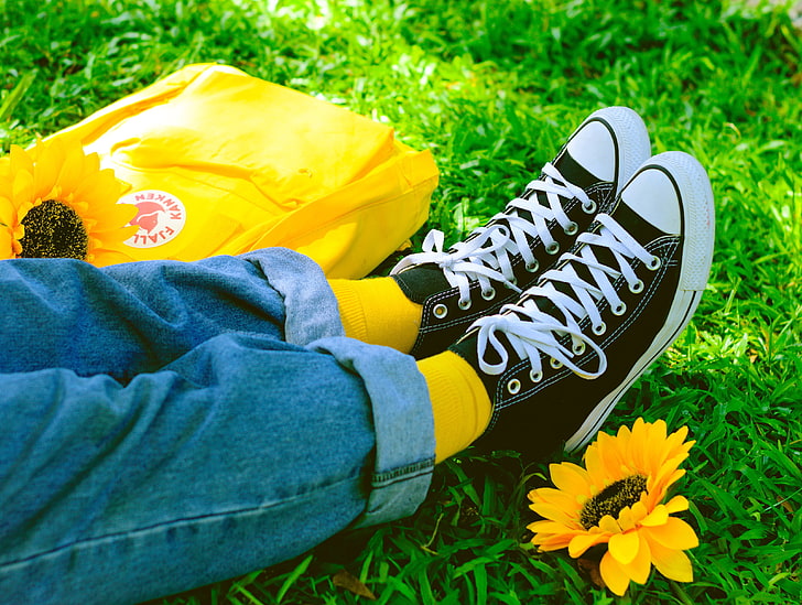 paire de baskets Converse noires, jambes, baskets, été, herbe, jaune, fleur, Fond d'écran HD