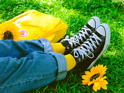 sepasang sepatu Converse hitam, kaki, sepatu kets, musim panas, rumput, kuning, bunga, Wallpaper HD HD wallpaper