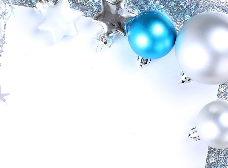 اثنين من الحلي الفضية والزرقاء ، زينة عيد الميلاد ، بالونات ، نجوم ، ورقة، خلفية HD