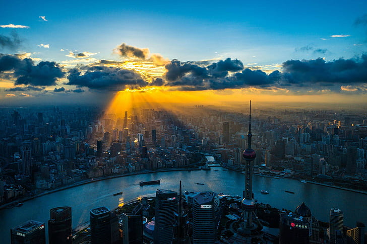 Ville de Shanghai, coucher de soleil, fernsehturm de berlin, Shanghai, ville, coucher de soleil, soleil, nuages, lumière, rayons, rivière, ciel, tour, gratte-ciel, maison, Fond d'écran HD