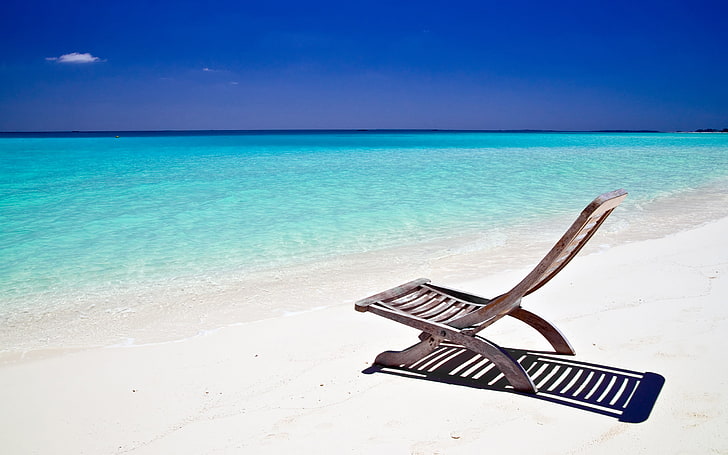 Старый шезлонг, коричневый деревянный стул без подлокотников, Природа, Пляж, синий, вода, небо, HD обои