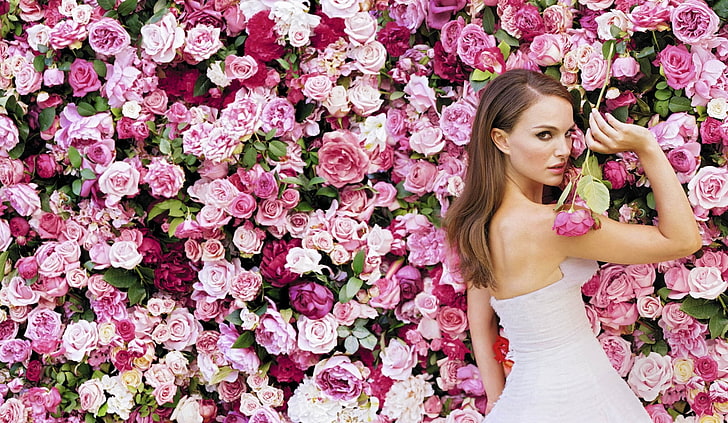 Gaun off-shoulder putih wanita, gadis, bunga, putih, mawar, gaun, aktris, Natalie Portman, rambut cokelat, merah muda, semak-semak, Wallpaper HD