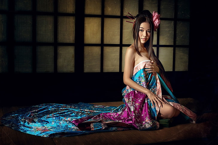 Frau trägt rosa und blau geblümten Kleid, Frauen, Geisha, asiatische, Brünette, lange Haare, traditionelle Kleidung, Blume im Haar, Porträt, HD-Hintergrundbild