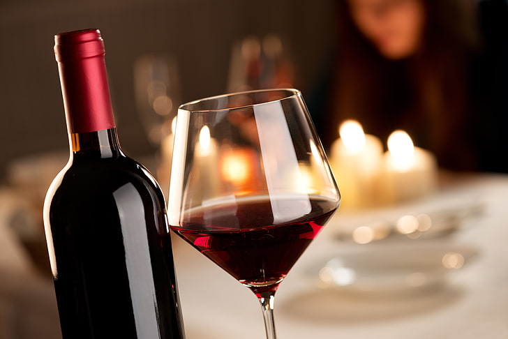bouteille de vin en verre, table, vin, rouge, verre, bouteille, bougies, bokeh, Fond d'écran HD
