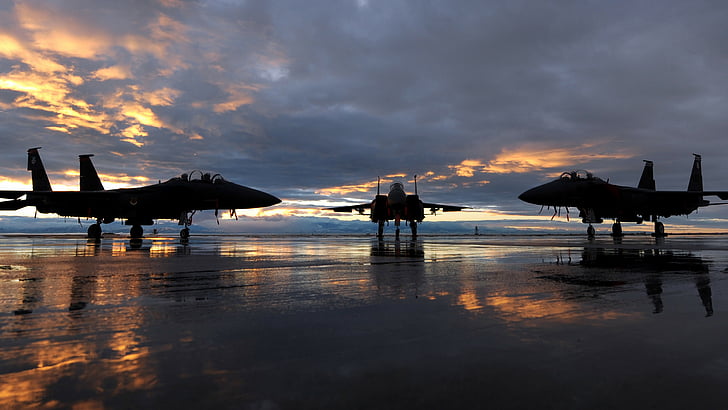 Silhouette von drei Flugzeugen zu landen unter bewölktem Himmel bei Sonnenuntergang, McDonnell Douglas F-15 Eagle, Kampfflugzeug, US Air Force, HD-Hintergrundbild