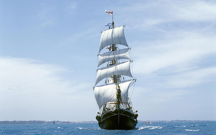 海の船、黒と白の帆船、自然、その他、青、船、海、水、空、 HDデスクトップの壁紙